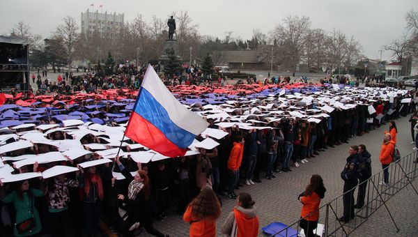 Массовый флэшмоб Горжусь Россией! в Севастополе