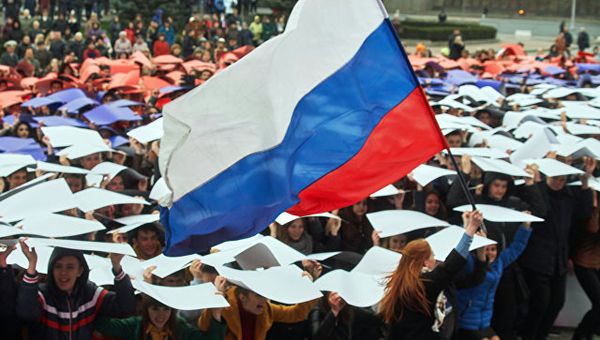 Молодые люди развернули живой флаг РФ во время флешмоба Горжусь Россией!, посвященного третьей годовщине воссоединения Крыма с Россией. Архивное фото Молодые люди развернули живой флаг РФ во время флешмоба Горжусь Россией!, посвященного третьей годовщине воссоединения Крыма с Россией. Архивное фото