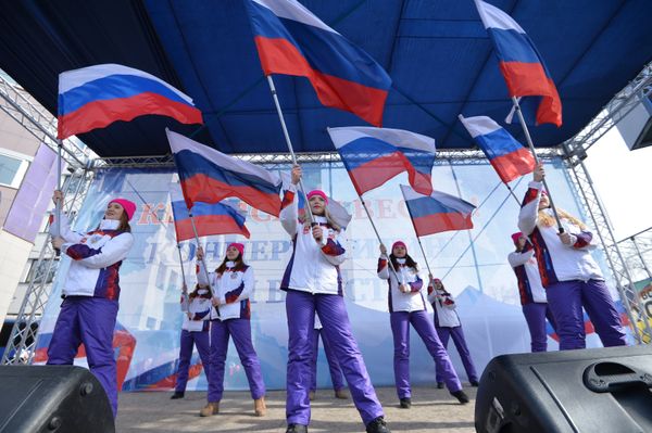 Участники митинга в честь третьей годовщины воссоединения Крыма с Россией на пешеходной улице Кирова в Челябинске