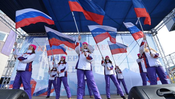 Участники митинга в честь третьей годовщины воссоединения Крыма с Россией на пешеходной улице Кирова в Челябинске
