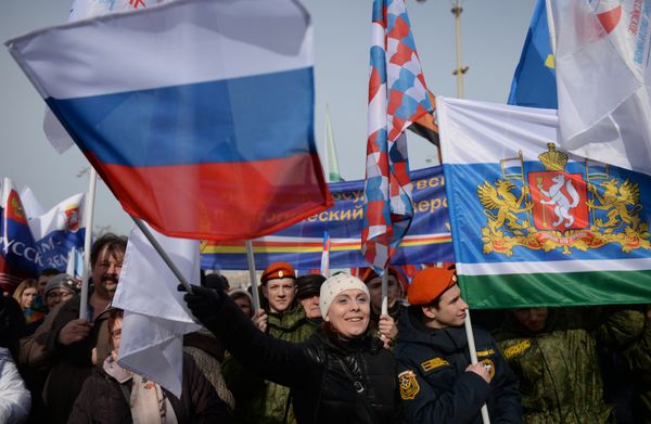 Участники митинга-концерта в Екатеринбурге, посвященного третьей годовщине воссоединения Крыма с Россией