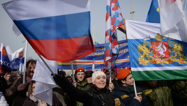 Участники митинга-концерта в Екатеринбурге, посвященного третьей годовщине воссоединения Крыма с Россией