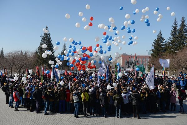 Участники праздничного мероприятия Крымская весна! Мы вместе! запускают шары на площади имени Ленина в честь третьей годовщины воссоединения Крыма с Россией в Новосибирске
