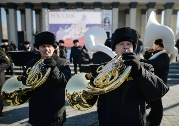 Участники праздничного мероприятия Крымская весна! Мы вместе! во время третьей годовщины воссоединения Крыма с Россией на площади имени Ленина в Новосибирске