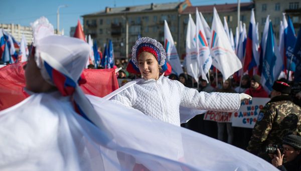 Участники представления во время митинга в честь третьей годовщины воссоединения Крыма с Россией у здания Пушкинской библиотеки в Омске