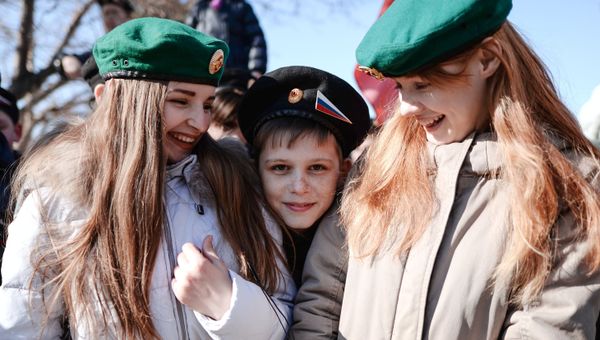 Дети в военных фуражках. Архивное фото