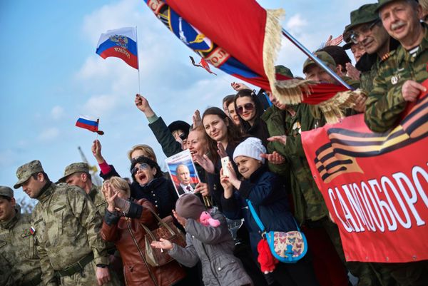 Участники митинга в честь третьей годовщины воссоединения Крыма с Россией на мысе Хрустальный в Севастополе
