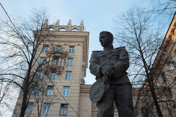 Памятник Герою Советского Союза подводнику Александру Маринеско в сквере на пересечении проспекта Стачек и дороги на Турухтанные острова в Санкт-Петербурге