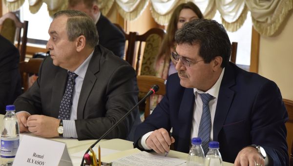 Встреча делегации депутатов Европарламента с членами президиума Госсовета Республики Крым. Слева направо: заместитель председателя правительства Республики Крым — постоянный представитель РК при президенте России Георгий Мурадов, заместитель председателя Государственного Совета РК Ремзи Ильясов