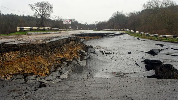 Участок трассы Симферополь-Севастополь, разрушенный оползнем