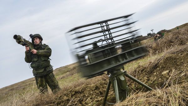 Военнослужащий вооруженных сил России на командно-штабных учениях Воз­душ­но-десантных войск на полигоне Опук в Крыму