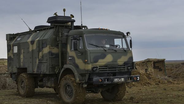 Автомобиль Камаз вооруженных сил России на командно-штабных учениях Воз­душ­но-десантных войск на полигоне Опук в Крыму