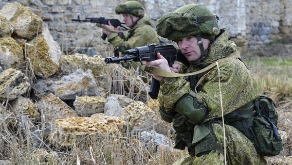 Военнослужащие вооруженных сил России на командно-штабных учениях Воз­душ­но-десантных войск на полигоне Опук в Крыму