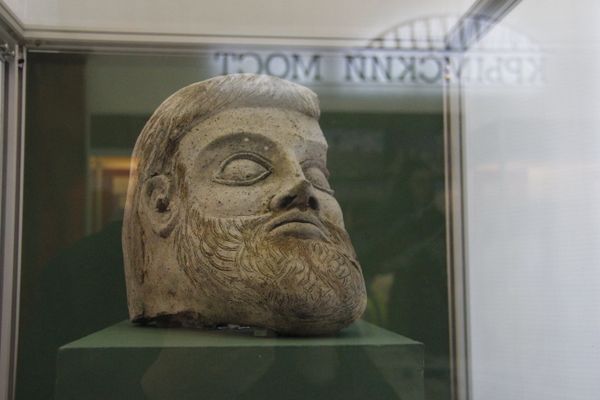 Выставка Крымский мост. Фантастическая реальность в Керчи. Терракотовая скульптура в форме головы мужчины, найденная во время подводных раскопок в Керченской бухте Выставка Крымский мост. Фантастическая реальность в Керчи. Терракотовая скульптура в форме головы мужчины, найденная во время подводных раскопок в Керченской бухте