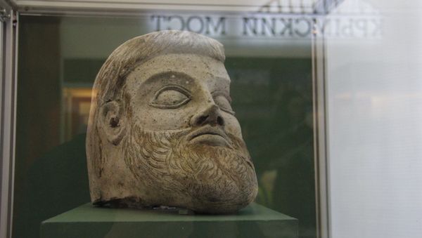 Выставка Крымский мост. Фантастическая реальность в Керчи. Терракотовая скульптура в форме головы мужчины, найденная во время подводных раскопок в Керченской бухте