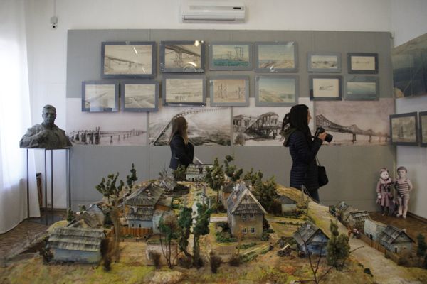 Выставка Крымский мост. Фантастическая реальность. На переднем плане: макет района Цементная Слободка в Керчи Выставка Крымский мост. Фантастическая реальность. На переднем плане: макет района Цементная Слободка в Керчи