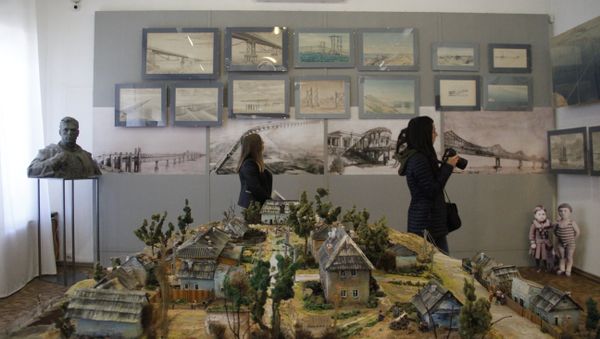 Выставка Крымский мост. Фантастическая реальность. На переднем плане: макет района Цементная Слободка в Керчи