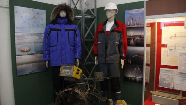 Экспонаты выставки Крымский мост. Фантастическая реальность. В центре: образцы спецодежды строителей моста через Керченский пролив