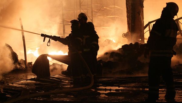 Крупный пожар на складе в Москве локализован