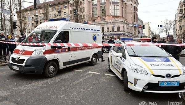 Автомобили экстренных служб на месте убийства бывшего депутата Госдумы РФ Дениса Вороненкова в Киеве