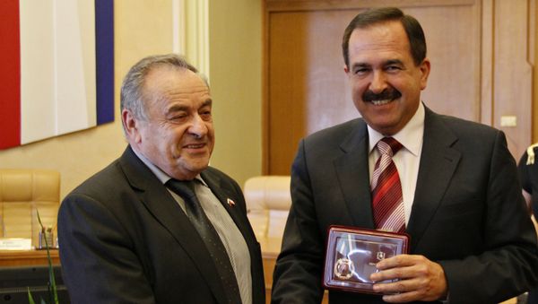 Обозреватель радио Спутник в Крыму Борис Левин (справа) награжден орденом За верность долгу. Слева - глава комитета Государственного совета РК по вопросам государственного строительства и местного самоуправления Ефим Фикс