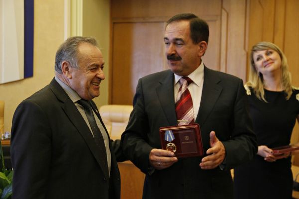 Обозреватель радио Спутник в Крыму Борис Левин (справа) награжден орденом За верность долгу. Слева - глава комитета Государственного совета РК по вопросам государственного строительства и местного самоуправления Ефим Фикс