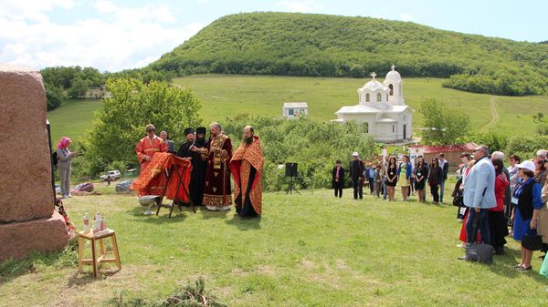 Греческая деревня Лаки, уничтоженная 23 марта 1942 года после оккупации. Памятное мероприятие, 2016 год