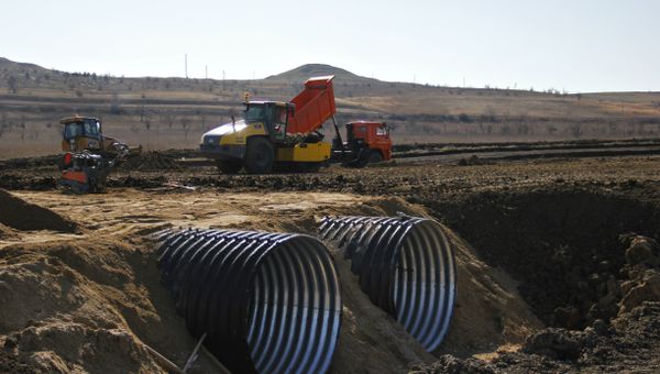 Работы по устройству насыпи земляного полотна и водопропускных труб на месте строительства автомобильного подхода к мосту через Керченский пролив со стороны Крыма