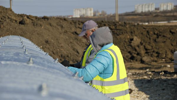 Монтаж водопропускных труб на месте строительства автомобильного подхода к мосту через Керченский пролив со стороны Крыма