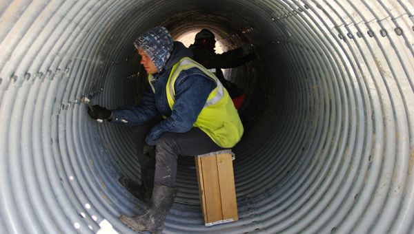 Монтаж водопропускных труб на месте строительства автомобильного подхода к мосту через Керченский пролив со стороны Крыма