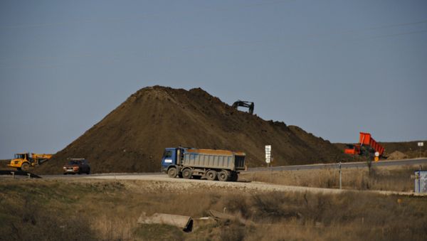 Работы по устройству насыпи земляного полотна на месте строительства автомобильного подхода к мосту через Керченский пролив со стороны Крыма