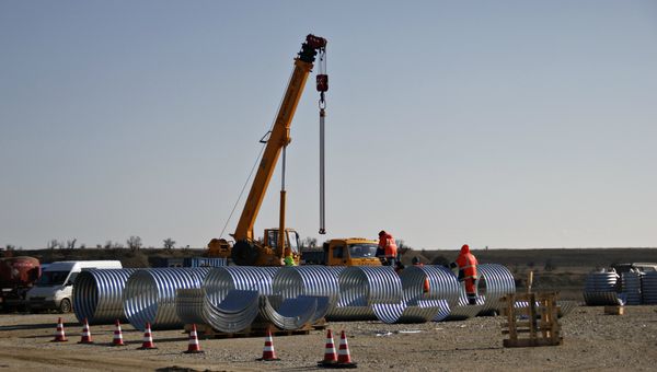 Монтаж водопропускных труб на месте строительства автомобильного подхода к мосту через Керченский пролив со стороны Крыма