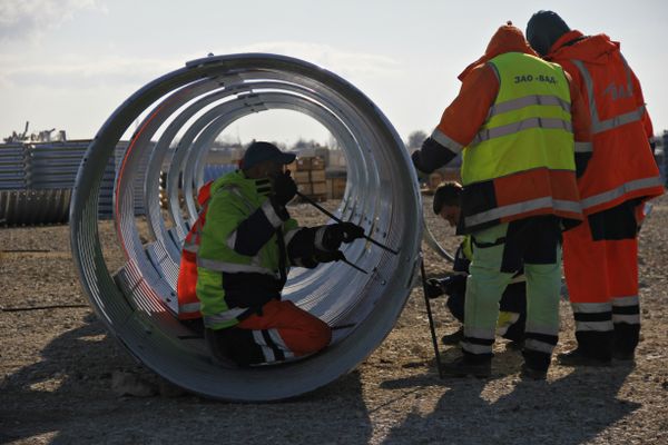 Монтаж водопропускных труб на месте строительства автомобильного подхода к мосту через Керченский пролив со стороны Крыма