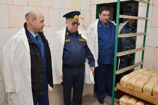 Прокурор Крыма Олег Камшилов (крайний слева) посетил Симферопольскую исправительную колонию