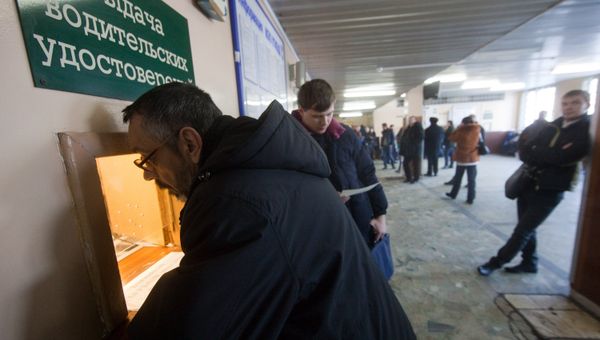 В России началась выдача новых водительских удостоверений нового образца