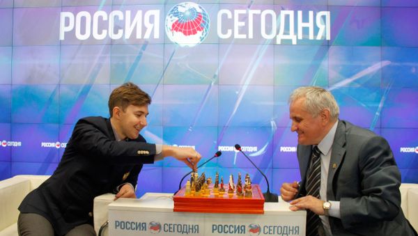Международный гроссмейстер по шахматам, член Общественной палаты РФ, уроженец Крыма Сергей Карякин (слева) и глава Региональной болгарской национально-культурной автономии, представитель Общественной палаты Крыма в ОП РФ Иван Абажер (справа) сыграли партию в шахматы в мультимедийном пресс-центре МИА Россия сегодня в Симферополе