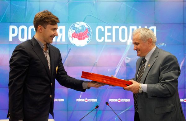 Международный гроссмейстер по шахматам, член Общественной палаты РФ, уроженец Крыма Сергей Карякин (слева) передал набор шахмат в дар Региональной болгарской национально-культурной автономии. Справа - глава Региональной болгарской национально-культурной автономии, представитель Общественной палаты Крыма в ОП РФ Иван Абажер Международный гроссмейстер по шахматам, член Общественной палаты РФ, уроженец Крыма Сергей Карякин (слева) передал набор шахмат в дар Региональной болгарской национально-культурной автономии. Справа - глава Региональной болгарской национально-культурной автономии, представитель Общественной палаты Крыма в ОП РФ Иван Абажер