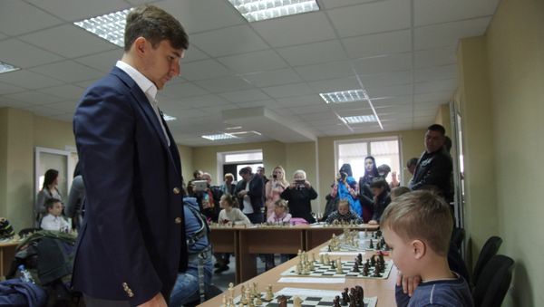 Международный гроссмейстер Сергей Карякин провел сеанс одновременной игры в шахматно-шашечном клубе Симферополя
