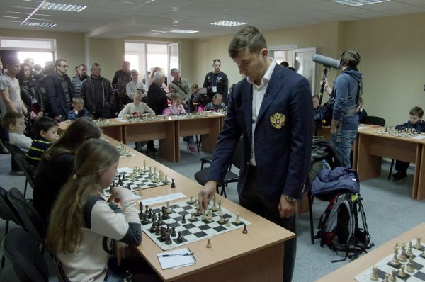 Международный гроссмейстер Сергей Карякин провел сеанс одновременной игры в шахматно-шашечном клубе Симферополя