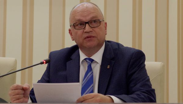 Глава администрации города Симферополя Геннадий Бахарев