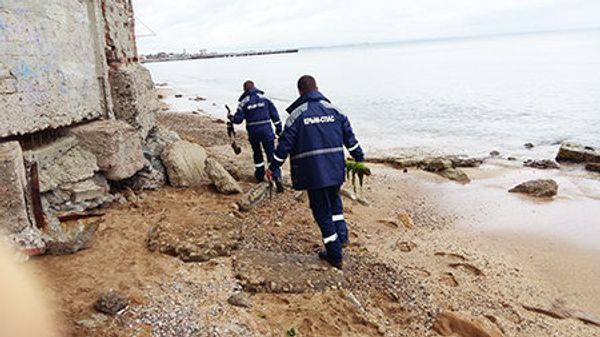 Водолазы обследуют акваторию пляжей в Крыму