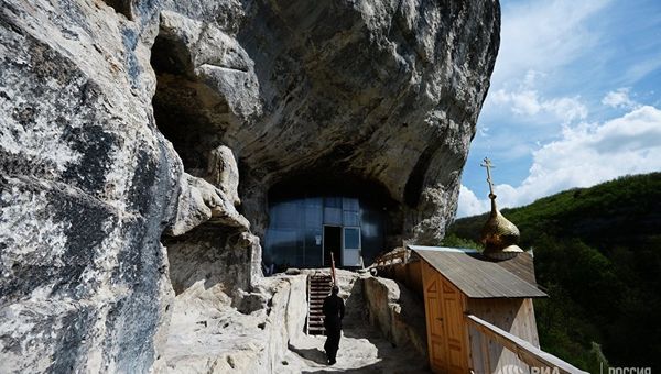 Священнослужитель накануне Пасхи в скальном мужском монастыре святого мученника Федора Стратилата на горе Челтер-Коба в Бахчисарайском районе Крыма