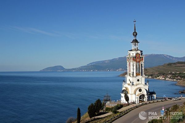 Вид на храм-маяк Святого Николая Чудотворца в селе Малореченское Судакского района Крыма