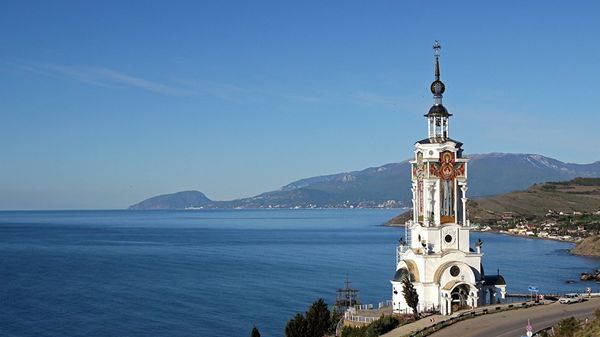 Вид на храм-маяк Святого Николая Чудотворца в селе Малореченское Судакского района Крыма