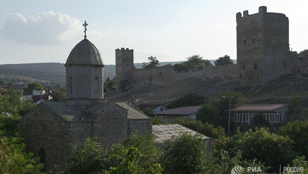 Храм во имя иконы Пресвятой Богородицы Иверская на фоне Генуэзской крепости Кафа