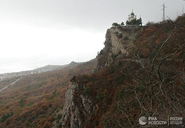 Церковь Воскресения Христова на Красной скале над поселком Форос в Крыму