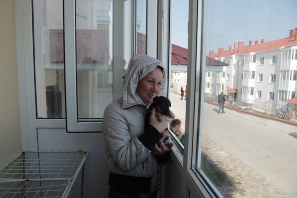Переселенцы из зоны строительства моста через Керченский пролив переезжают в новые дома