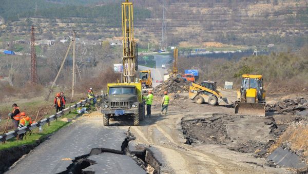 Работы на разрушенном оползнем участке трассы Севастополь-Симферополь в районе села Поворотного