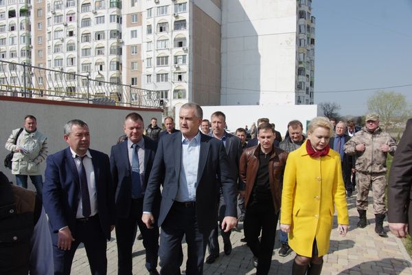 Глава Республики Крым Аксенов осмотрел дома переселенцев из зоны строительства моста в Крым