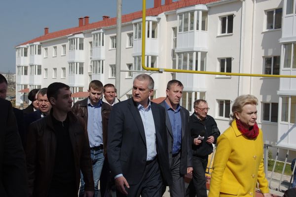 Глава Республики Крым Аксенов осмотрел дома для переселенцев из зоны строительства моста в Крым
